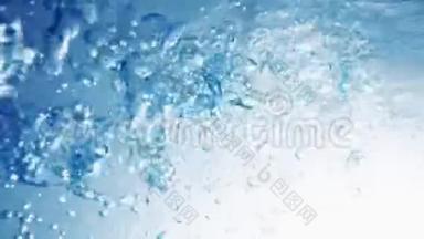 空气气泡在阳光下在蓝色纯净的海洋中浮出水面。 溺水者